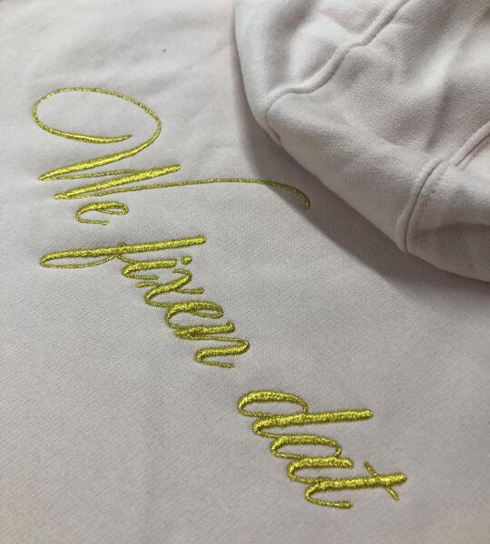 Getailleerde dames hoodie geborduurd